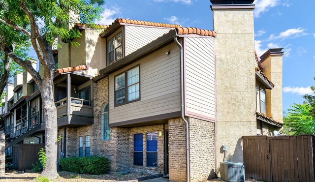 Stylish Upper Greenville Condo near SMU, Katy Trail, Central Market, etc.