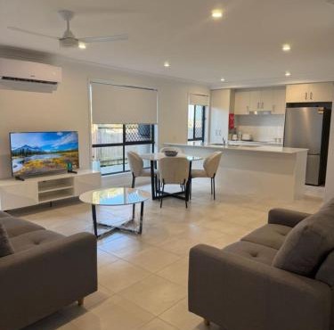 Stylish Urban Escape 4 minutes walk to the mall