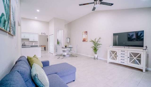 Stylish Urban Haven Cozy, Clean, Central