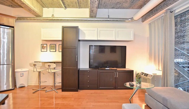 Stylish Urban Loft Downtown,1 minute walk to the Place des arts METRO Stationnn