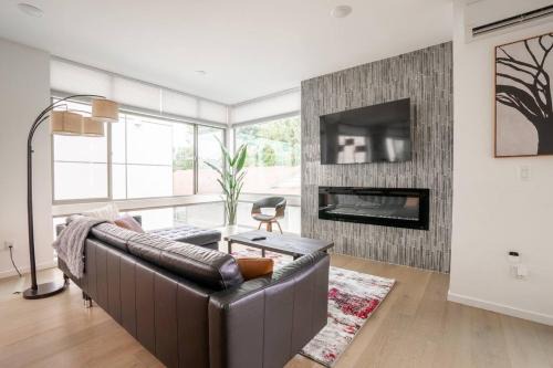 Stylish Urban Retreat w Rooftop Deck