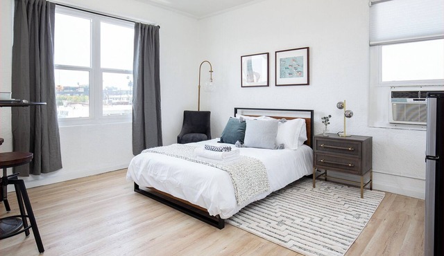 Stylish Urban Sanctuary in DTLA Studio!