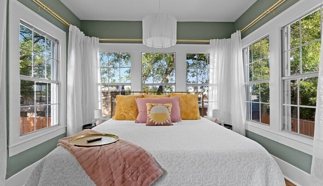 Stylish Urban Treehouse with King Bed, Gated Parking & Walk to Bishop Arts Shops & Dining
