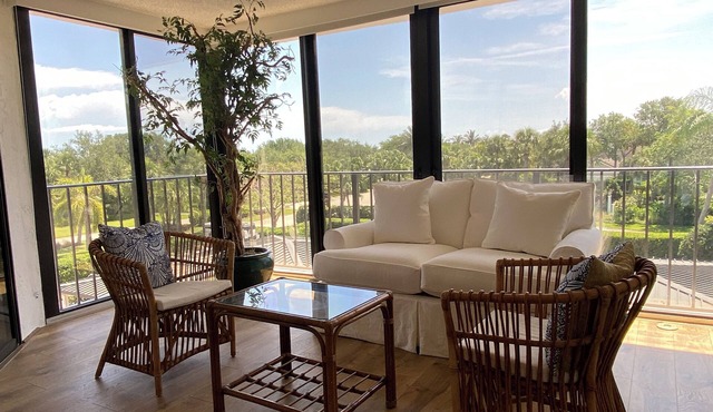 Stylish Vero Retreat - Minutes from downtown with Moorings private beach access