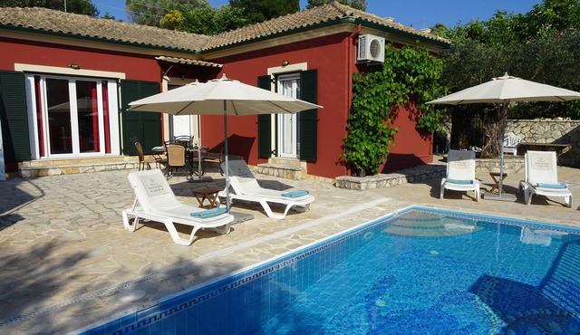 Stylish villa, central & quiet, priv. pool, sun terrace,10 min to the beach!