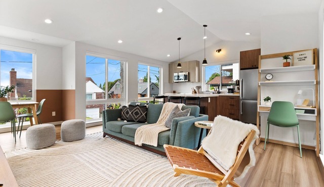 Stylish, Vibrant 2 Bedroom Family Friendly Home w/outdoor deck, Pet Friendly!