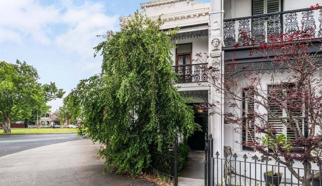Stylish Victorian Terrace in Prime Albert Park