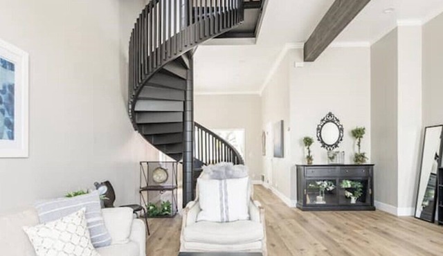 Stylish Victorian Home with Parking and Garden - 10 Minutes from SF