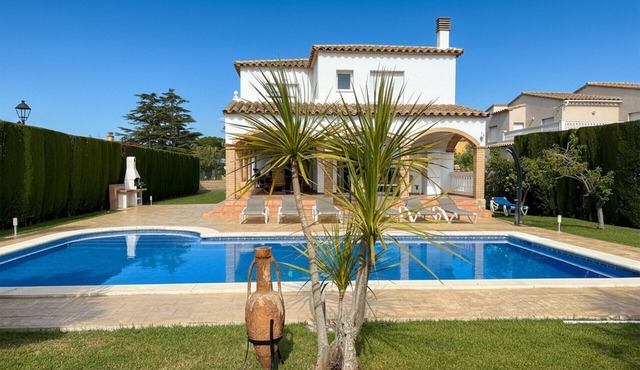 Stylish villa with private pool in Bay of Roses