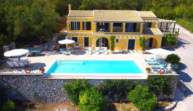 Stylish Villa and Large Infinity Pool (heating at extra cost) Stunning Views