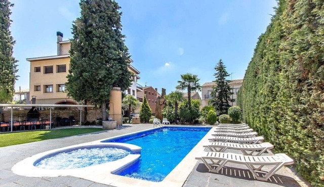 Stylish Villa for 27 in Catalonian countryside!