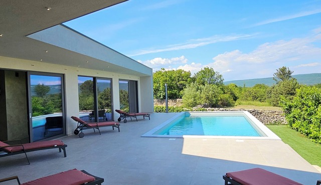 Stylish villa *, heated pool, 2 km from the sea
