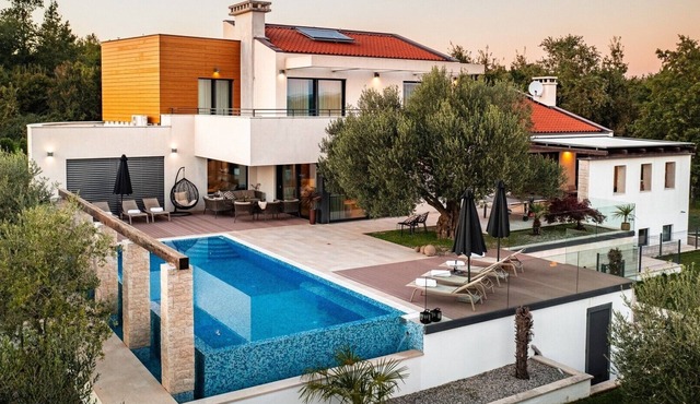 Stylish Villa Pedena with a pool and a gym