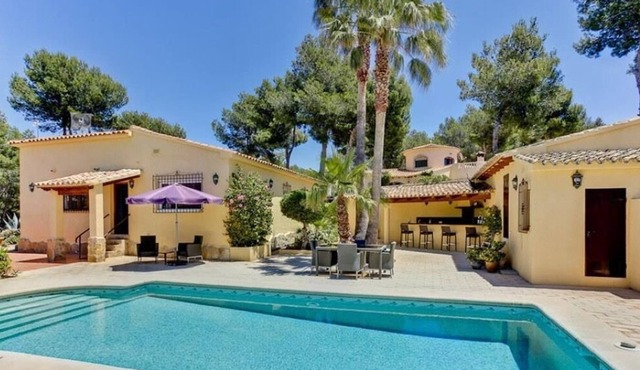 Stylish villa, private pool, summer kitchen and bar!