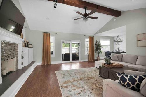 STYLISH VILLA, W Saltwater Pool and Fenced in Yard