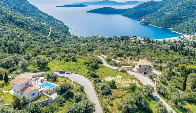 Stylish villa w/spectacular views & great location