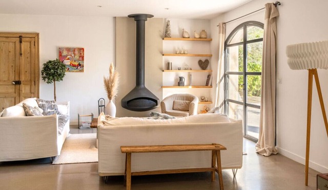 Stylish villa with pool in private domain, walking distance to the shops and public transport