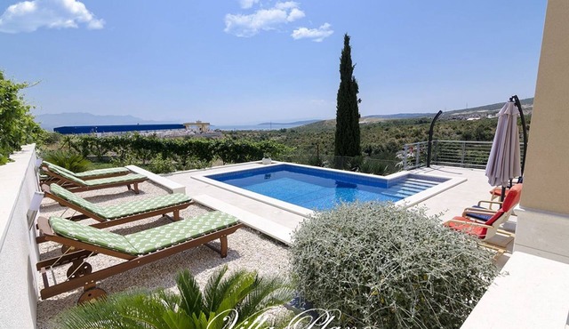 Stylish villa * with heated pool and sea view, free WiFi