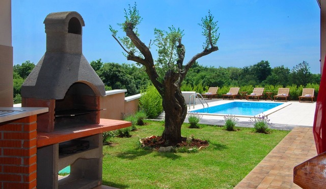 Stylish villa * with swimming pool and grill, bicycles, free WiFi