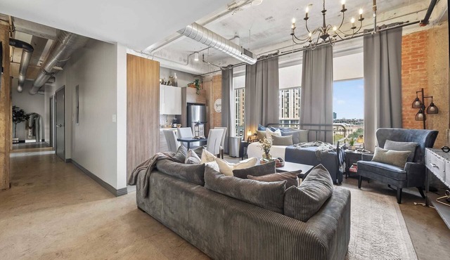 Stylish Vintage Loft with Valet Parking,Pool & Gym