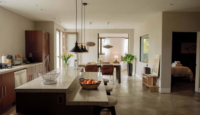 Stylish W. Hollywood Apartment with Balcony & Parking