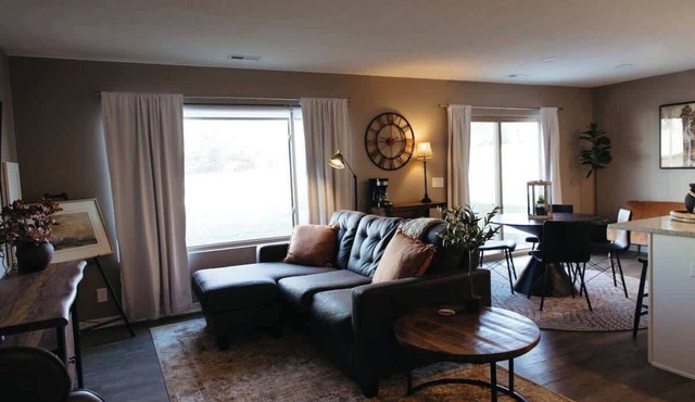 Stylish W. Omaha House. Shopping. King Suite.