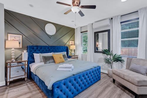 Stylish Washington DC Apartment with King Bed, 75 inch TV & Free Parking