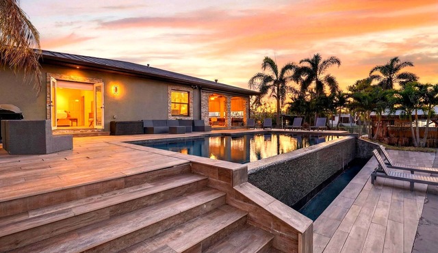 Stylish Waterfront Stay + Infinity Pool + Dock + Outdoor Bar + Beach Access