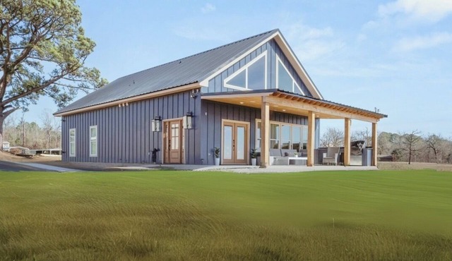 Stylish Waterfront Escape on Toledo Bend Lake – Sleeps 10 Near Pendleton Bridge