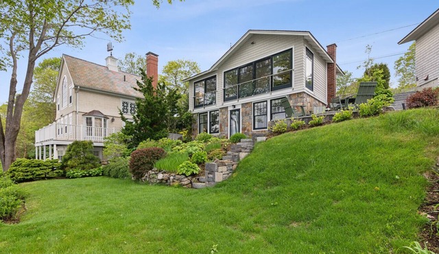 Stylish Waterfront Hideaway for 4 | Stunning Views | Walk to Beach & Town