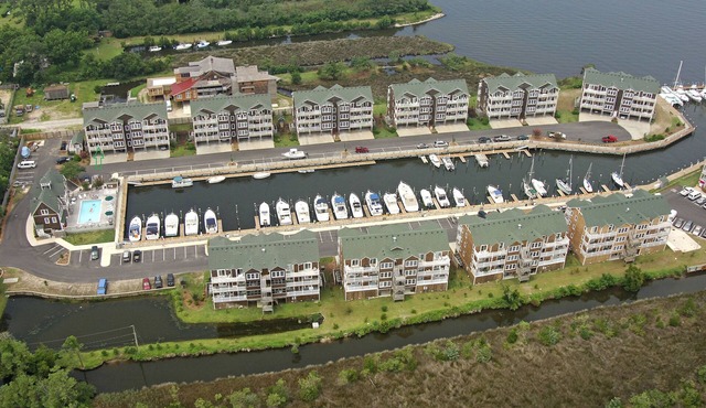 Stylish Waterfront/Marina Condo