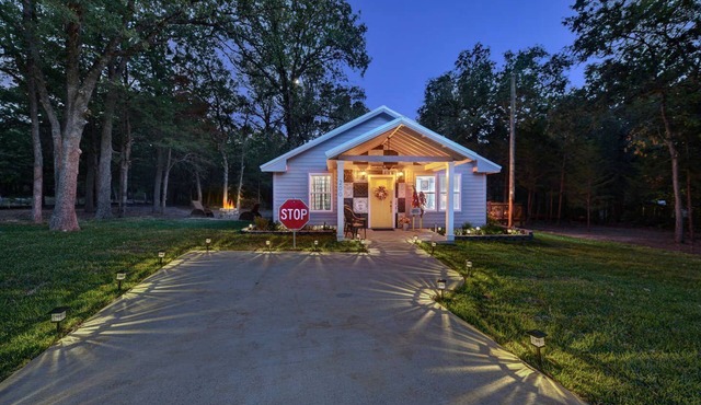 Stylish Wills Point Cottage near Dallas Ideal for Romantic Getaways in Texas