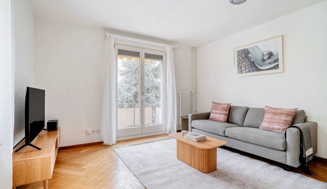 Stylish Wipkingen 3BR w/Shared Garden, near Supermarket, by Blueground