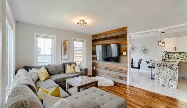 Stylish with outdoor hot tub - Golf and Ski