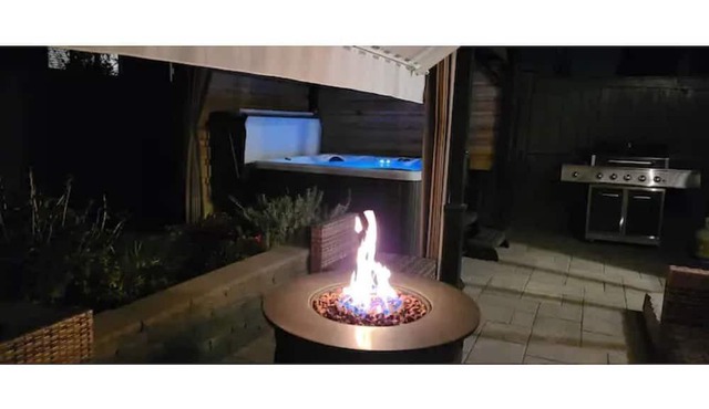 Stylish with outdoor jacuzzi, foosball & comfort