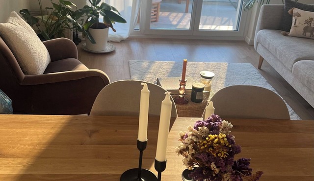 Stylish Zürich Apartment – 2 Min to Train, Balcony & Natural Light