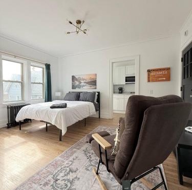 StylishDowntown Studio Queen Bed Full Kitchen