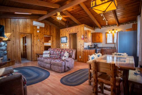 Stylishly 2 Bedroom House - Traditional Cabin - Lake View - Smart TV - CB05