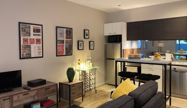 Stylishly appointed apartment in Carlton - free parking and includes breakfast.