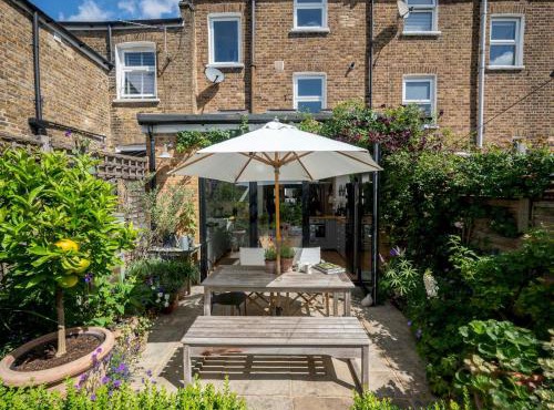 Stylishly designed London Townhouse - Garden Oasis - Pass the Keys