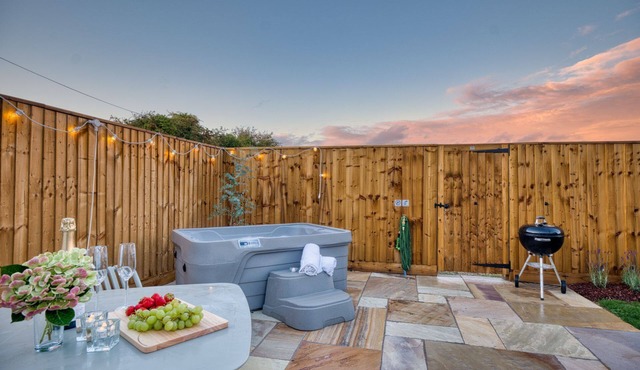 Stylishly dog friendly with hot tub - The Mews at Sturt Farm Courtyard