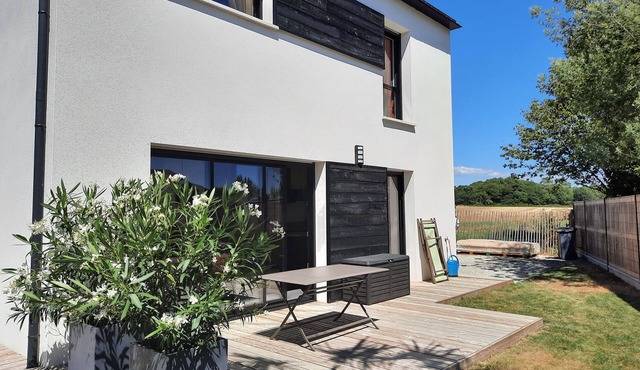 Stylishly furnished recent house in quiet location near Ria d'Etel