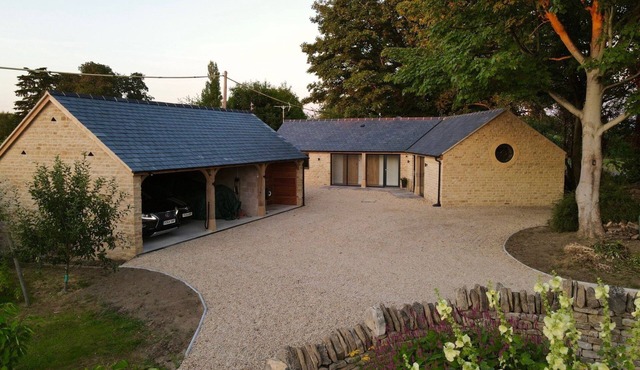Stylishly presented holiday barn in the Cotswolds - Corner House Barn