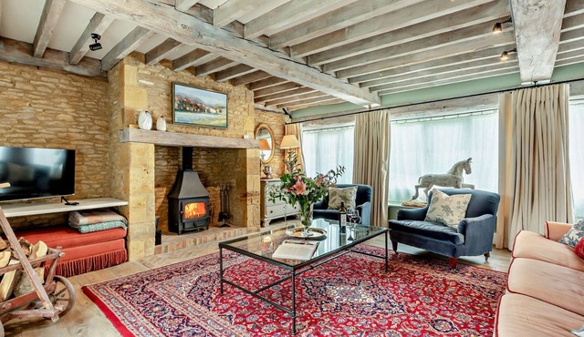 Stylishly presented dog friendly Cotswold barn conversion - Rectory Barn