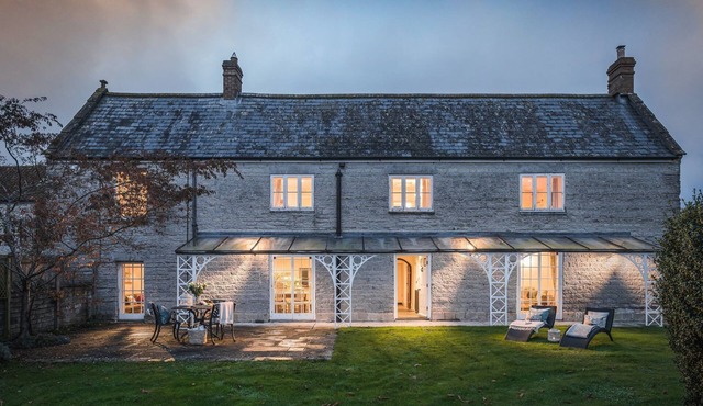 Stylishly renovated farmhouse with hot tub in rural Somerset