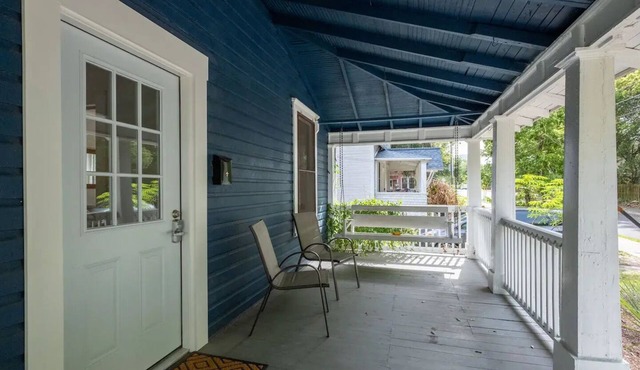 Stylishly renovated cottage in downtown Gainesville near UF & Shands.