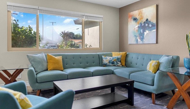 Stylishly renovated 3BR Loma Linda home designed for comfort and extended stays. Ideal for travel nurses, relocation, and corporate housing. Sleeps 6, pet-friendly, with garage parking, in-unit laundry, and quick access to hospitals and freeways.
