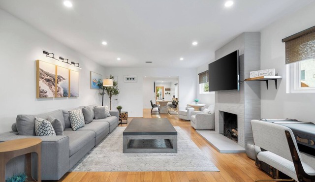 Stylishly Renovated Townhouse in Prime Brentwood Location