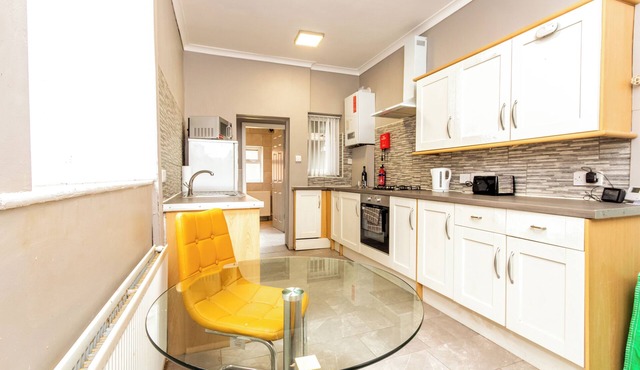 Stylist 4 bedrooms house close to Railway Junction NHS entrance Tesco Morrisons