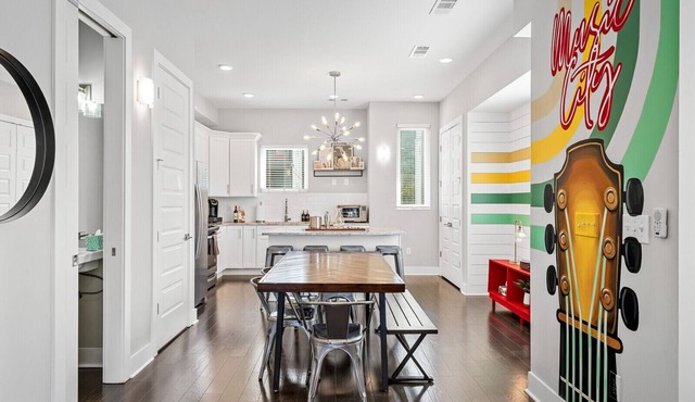 Stylist Townhome, 2 Miles to Downtown, Rooftop Lounge With Fire pit + Game Room!